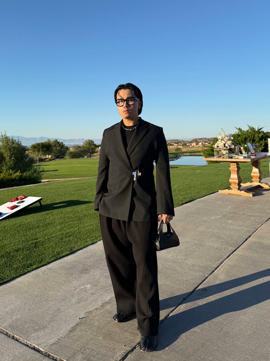 blicky tan tweet media