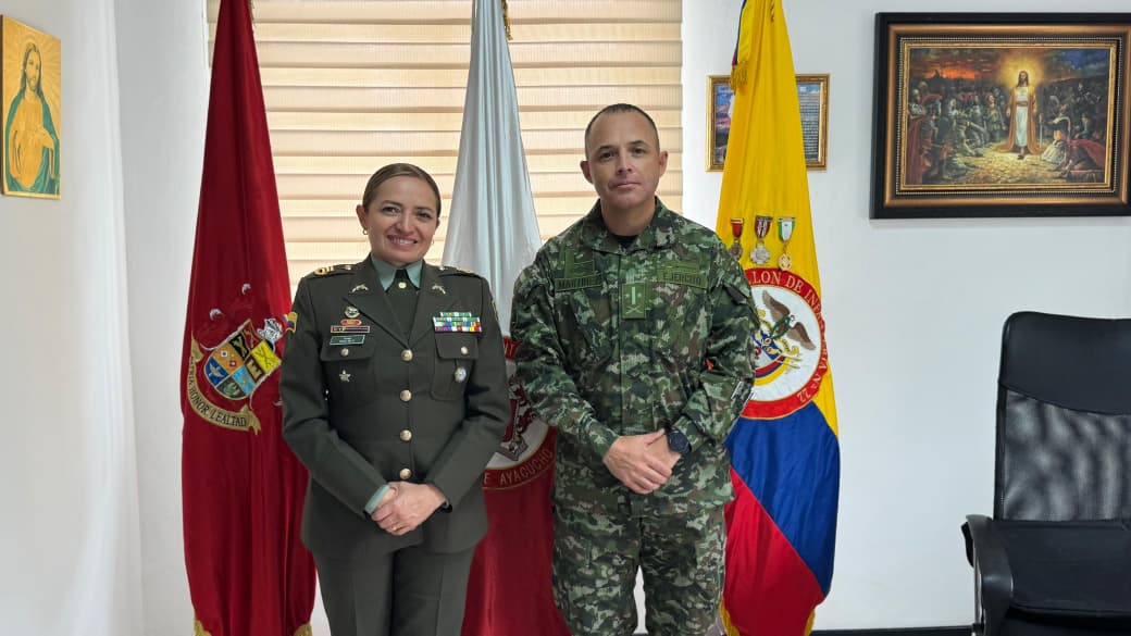 Ejercito_Div5's tweet photo. En un encuentro estratégico, se reúnen por la seguridad del departamento, la nueva comandante de @Policia_Caldas y el comandante del Batallón de Infantería 22 Ayacucho, esto con el fin de sumar fuerzas para proteger a las comunidades, garantizar la tranquilidad y fortalecer la presencia institucional en cada rincón del territorio. #PatriaHonorLealtad #OctavaBrigada