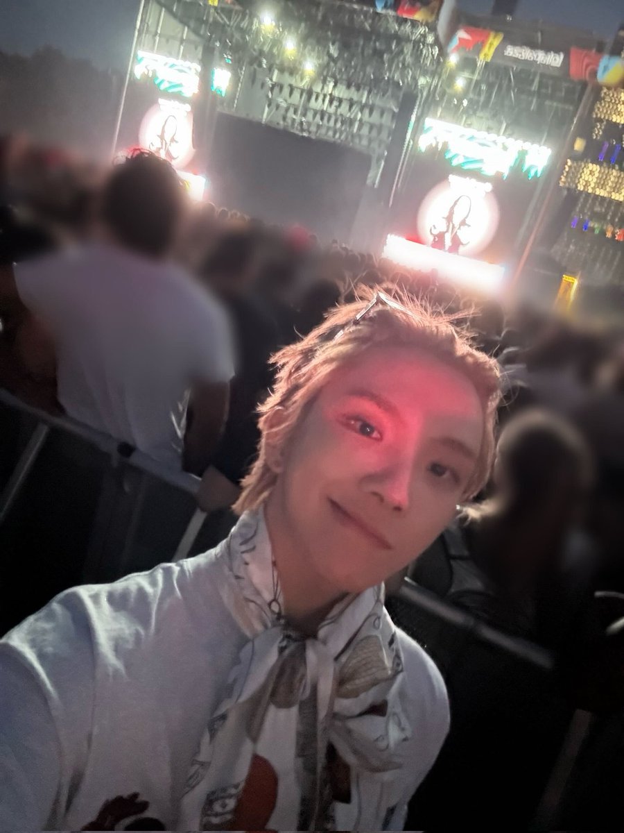 Some photos just carry a different kind of weight, like they’re more than just pixels but a snapshot of a whole vibe. This one hits exactly how I like it, laidback but sharp, lowkey cool without even trying too hard. My kind of energy, my kind of picture