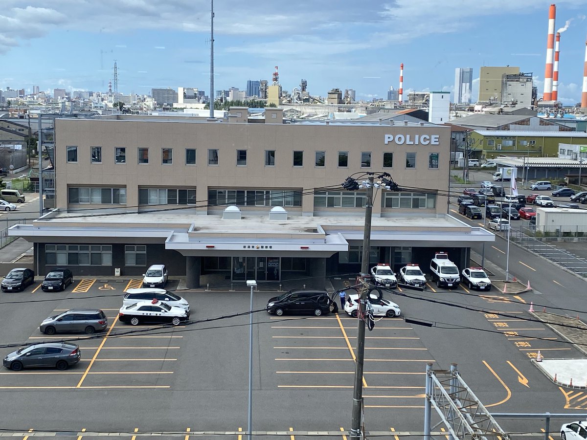 一箱古本市と言うと、私のイメージではオシャレな装丁の絵本、良い感じの文学作品が多く並ぶイメージですが、本日の赤羽橋書店は、おじさんが水着写真集並べてると言う、オシャレでも良い感じでも無い事態になっています。宜しくお願い致します。