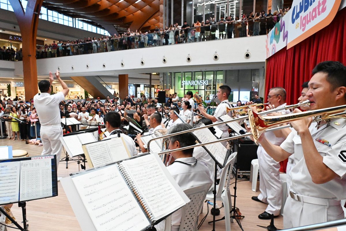 Jmsdf_tshq's tweet image. #練習艦隊 #音楽隊 と #かしま 祥瑞太鼓はフォルタレザのショッピングセンターで演奏会を行いました🎶
数百人の聴衆を前に堂々の演奏です😊👍

#遠洋練習航海 #実習幹部 #しまかぜ #海上自衛隊