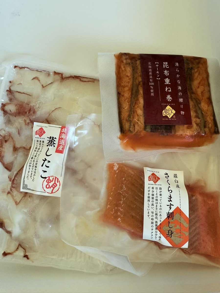 長男息子から敬老の日に贈り物🎁

北海道からいろいろと海鮮詰め合わせ
頂きました♪
よく気がきく子です！