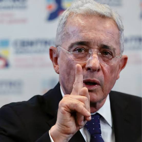 Álvaro Uribe Vélez fans tweet media