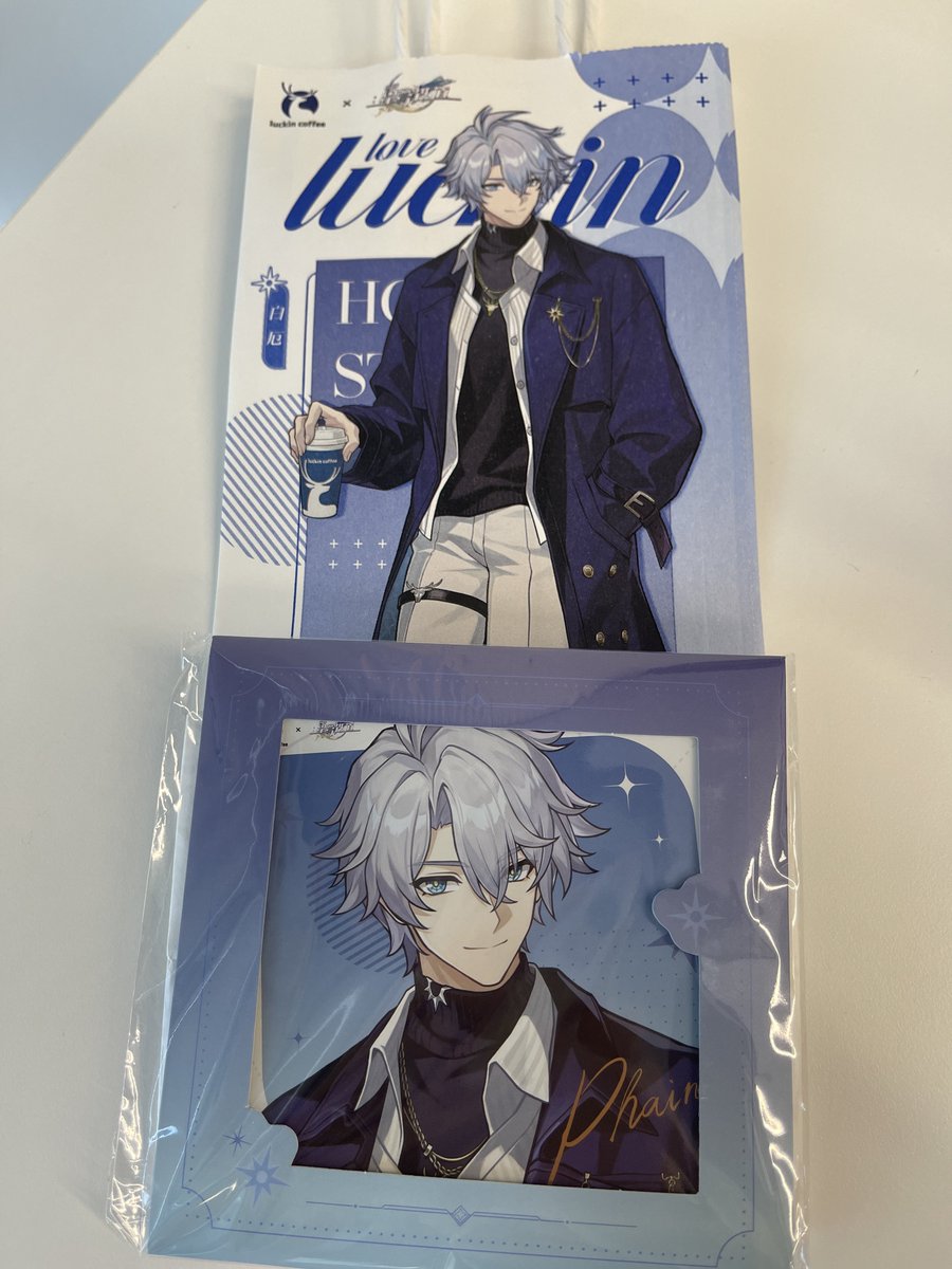 喝上了！ 感觉稍微甜了一点，不过不难喝，先买个单杯尝尝因为拿立牌要一次性买三杯实在喝不完……

ps 至今觉得“小白巧拿铁”可以断句成“小白/巧拿/铁（墓）”还挺天才的👀

#PhainonHSR