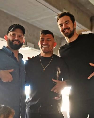 Pensé q en #PrimerPlanoCHV iban a hablar de la Brutal Violación q le intento hacer Gary Medel a Nicole Block 
Se me olvido q el Pitbull es Comunista así q no dirán nada😐 
#Cadem