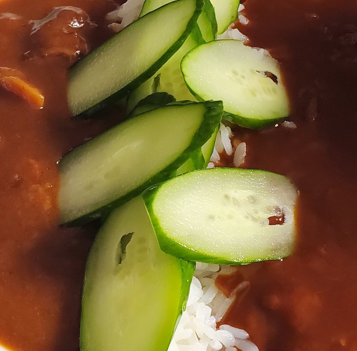 今日のきゅうりです

「カレーとハヤシの合盛りにきゅうりをトッピングしました」です🍛🥒

カレーもハヤシもライスもレトルトで簡単メニューです🍚