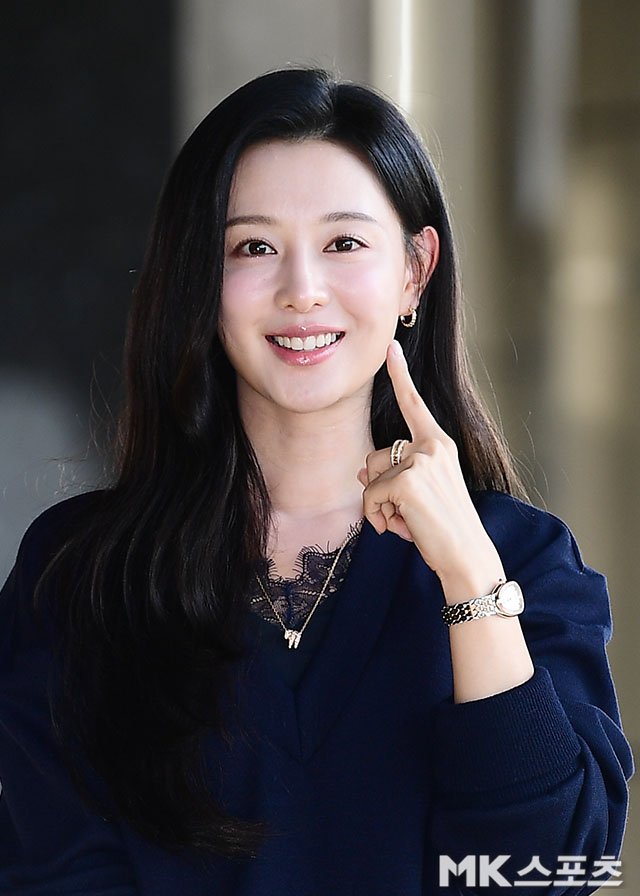 Kim Ji-won's fall fashion is a testament to her uber-gorgeous figure, and she's gained both height and a smile.

Actress Kim Ji- won captivated audiences with her autumn goddess-like airport fashion.

She arrived at Gimpo International Airport on the morning of the 15th for an