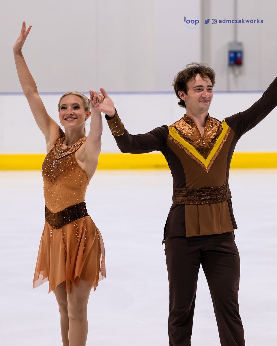 InTheLoPodcast's tweet photo. They jump from 2nd to 1st! #EvaPate and #LoganBye πΊπΈ win the gold with their free skate that earned them a total score of 186.96 π₯π§‘π€ https://t.co/qxjxHQyot1