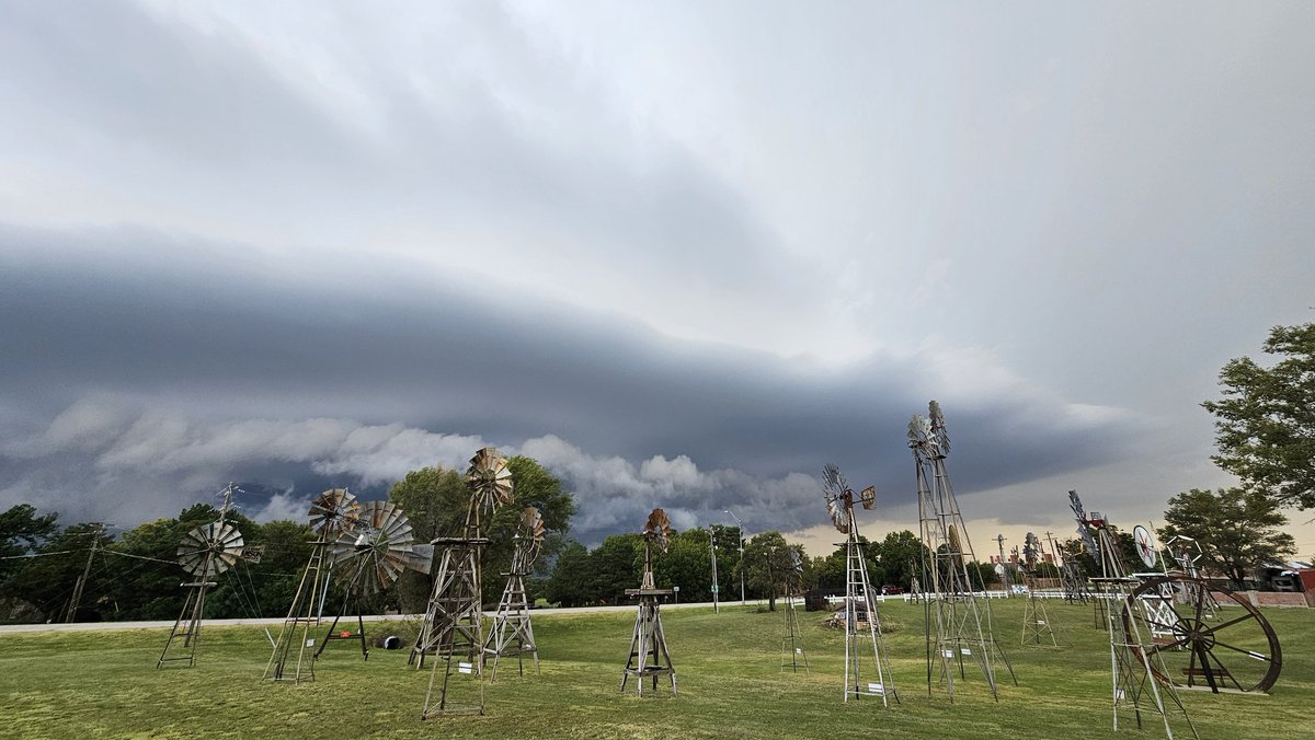 Alex Diaz (@alex__d8) on Twitter photo Supercell roaming the land of the windmills.
📍From Shattuck, OK earlier this evening. #okwx #wxtwitter #wxX <a href="/KOCOdamonlane/">Damon Lane</a> <a href="/OKwxlab/">Oklahoma Weather Lab</a> <a href="/StormHour/">#StormHour</a> Supercell roaming the land of the windmills.
📍From Shattuck, OK earlier this evening. #okwx #wxtwitter #wxX <a href="/KOCOdamonlane/">Damon Lane</a> <a href="/OKwxlab/">Oklahoma Weather Lab</a> <a href="/StormHour/">#StormHour</a>