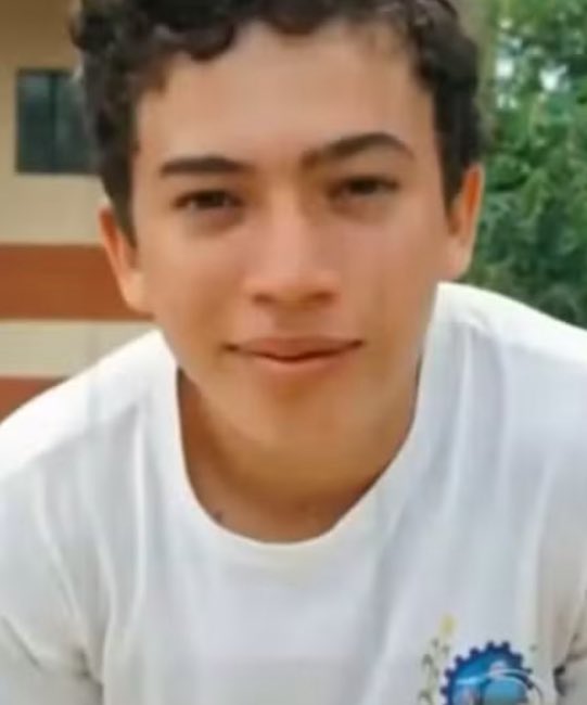 OFCBostil's tweet photo. Não, Whindersson… ele não fez piada com a morte do seu filho, ele apenas falou da FAMÍLIA DELE, e pelo jeito isso despertou um gatilho em você. 

Apenas largue as drogas, aceite Jesus Cristo em sua alma e volte a ser aquele alegre e humilde. 

Nós te abraçaremos! https://t.co/M7B3X5mKh6