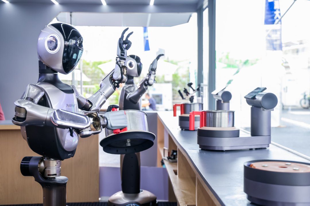 OFweekTech's tweet image. @AntGroup unveils R1 humanoid robot, escalating US-China tech competition. The bot serves as tour guide, pharmacy assistant, medical advisor & kitchen helper. R1 is testing in care centers & restaurants as Ant targets companion robotics for daily life enhancement. #AI #Robotics