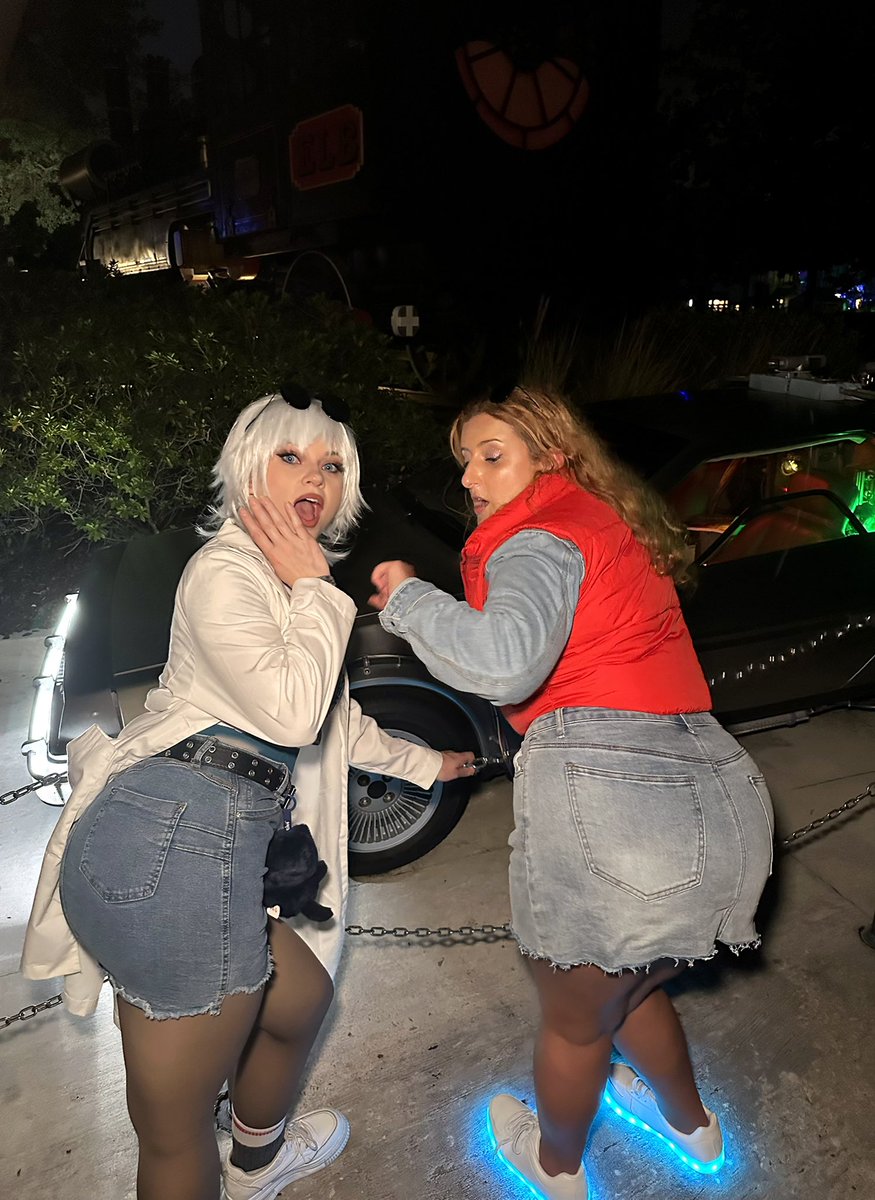 NPC_Chick's tweet image. Going to the theme parks dressed up as genderbent Doc and Marty McFly and getting interrupted while your glizzy gobbling is always a highlight of Halloween Horror Nights 🙌🏼 
@HorrorNightsORL