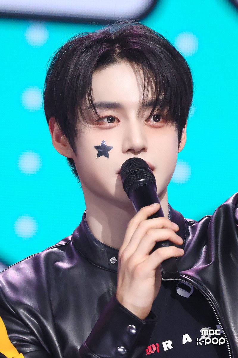 gkjw_'s tweet photo. 📸 PHOTO | 250915 Show! Music Core update with Kim Jiwoong 

ZEROBASEONE 'ICONIK' On-Site Photos (250913)

🔗 https://t.co/KxHdIPfDDS

#KIMJIWOONG #김지웅 #キムジウン #金地雄 #ZEROBASEONE    #ZB1    #제로베이스원 https://t.co/0WkPvanG7h