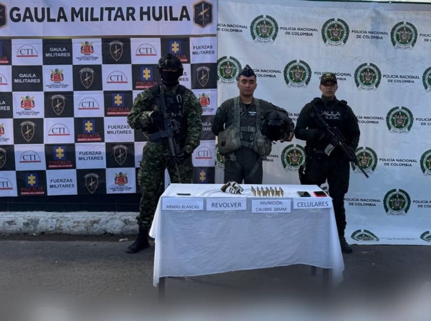 Ejercito_Div5's tweet photo. 🚨 Neutralizadas actividades extorsivas en Oporapa, #Huila

En operación conjunta, tropas de @GaulaMilitares Huila, @PoliciaColombia, @FuerzaAereaCol y CTI de @FiscaliaCol lograron frustrar planes de extorsión de la Segunda Marquetalia contra comerciantes y campesinos del sur del departamento.

Un presunto delincuente murió en desarrollo de la operación y otro fue capturado herido. Se incautaron armas, munición, celulares y una motocicleta usados para intimidar a las víctimas.

Con esta acción, se protege el trabajo honesto de cafeteros y productores del Huila. La #NovenaBrigada reafirma su compromiso con la seguridad y tranquilidad del pueblo huilense. 

#YoNoPagoYoDenuncio
#NuestroCompromisoEs🇨🇴 @COL_EJERCITO