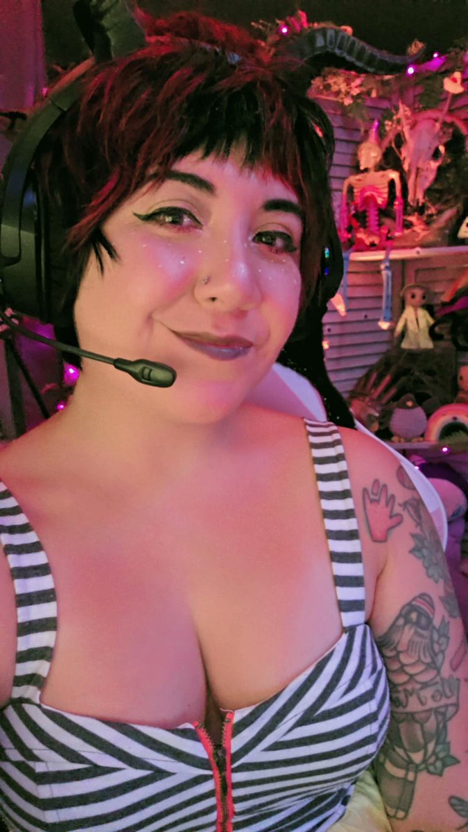 Fortnut then a cream pie redeem for SUBtember later

twitch.tv/indiebyrd