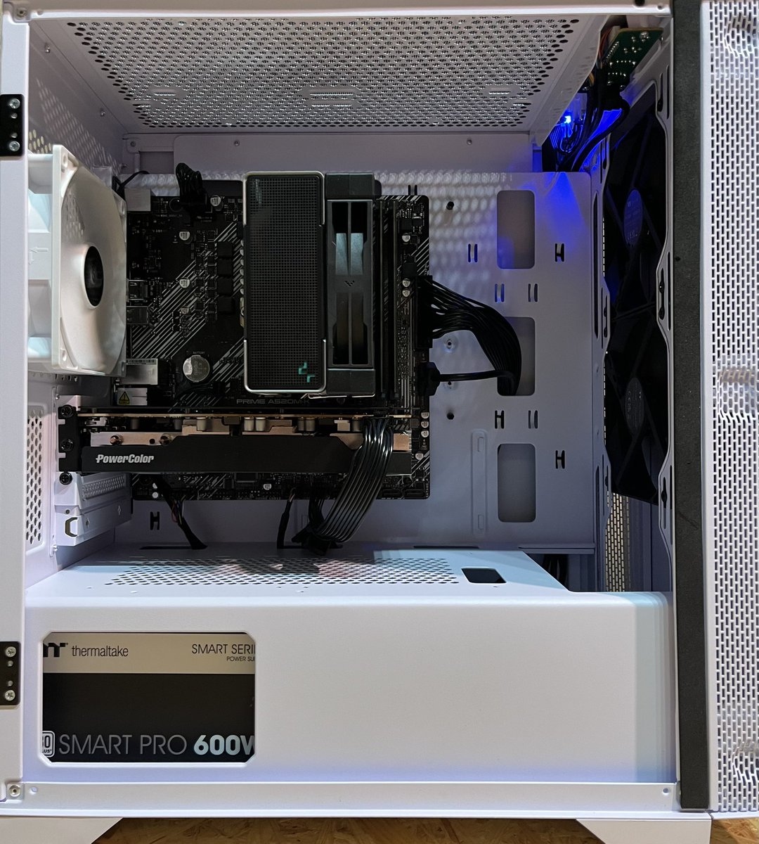 ChannelGoG's tweet photo. 新品格安ゲーミングPC販売します。
-送料込み79,800円-

旧世代に加え、光らせたりもありませんので破格のお値段となります。

かといって低性能ではありません。
配信・動画編集やゲームも万能にこなし、特にFPSタイトルは得意で強いゲームが多く、APEXでも240FPSモニターで十分扱えます。
（勿論ワイルズも快適動作します。）

お問い合わせお待ちしております。

販売ページはこちら
https://t.co/FpMshIyWal