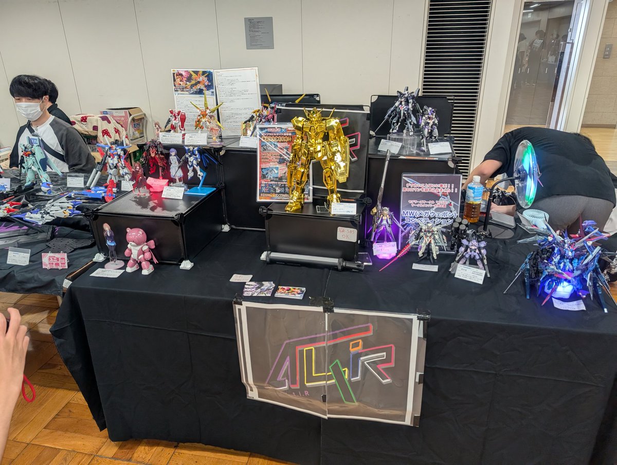 KuronoF0009's tweet photo. 設営完了!!
ネクスポ、AltiR卓、
5FのE1、たくさんのド派手な目玉展示や、アイマスガンプラ、新型オルタナティブなど、目白押し!!
是非、来てください!
#AltiR https://t.co/JhwPMS2TcF
