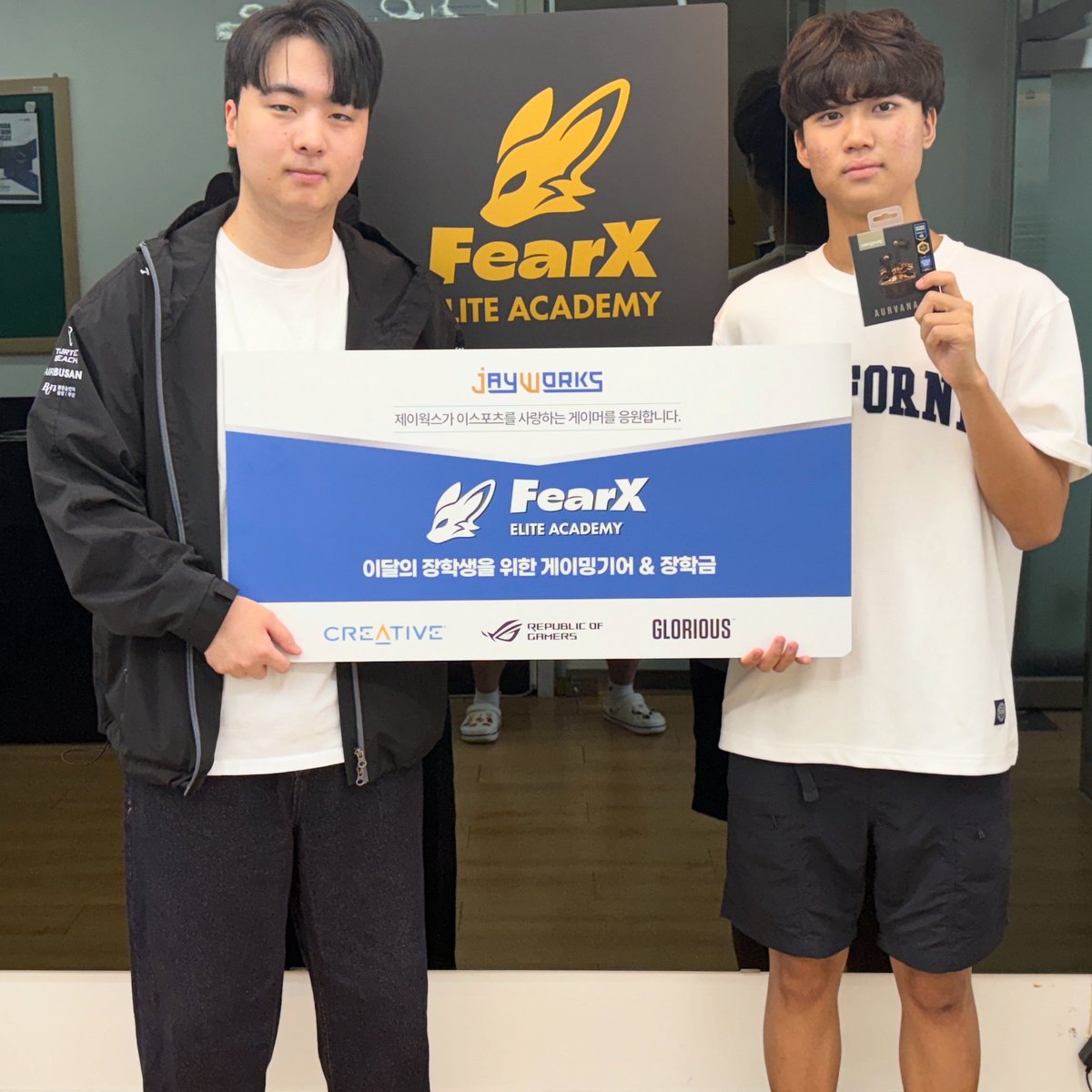 FOXeliteAcademy's tweet photo. 🌟 제이웍스와 함께하는 이달의 수강생 🌟
정재훈 수강생은 현재 QQ팀 엔트리로 활약하며, 피드백 시간마다 적극적으로 질문하고, 포스트잇 메모로 단점을 보완하는 성실한 태도가 정말 돋보여요 📝✨
꾸준한 노력과 열정으로 성장하는 모습이 기대됩니다! 🙌

#제이웍스 #BNK피어엑스아카데미 https://t.co/TUOUseotDF