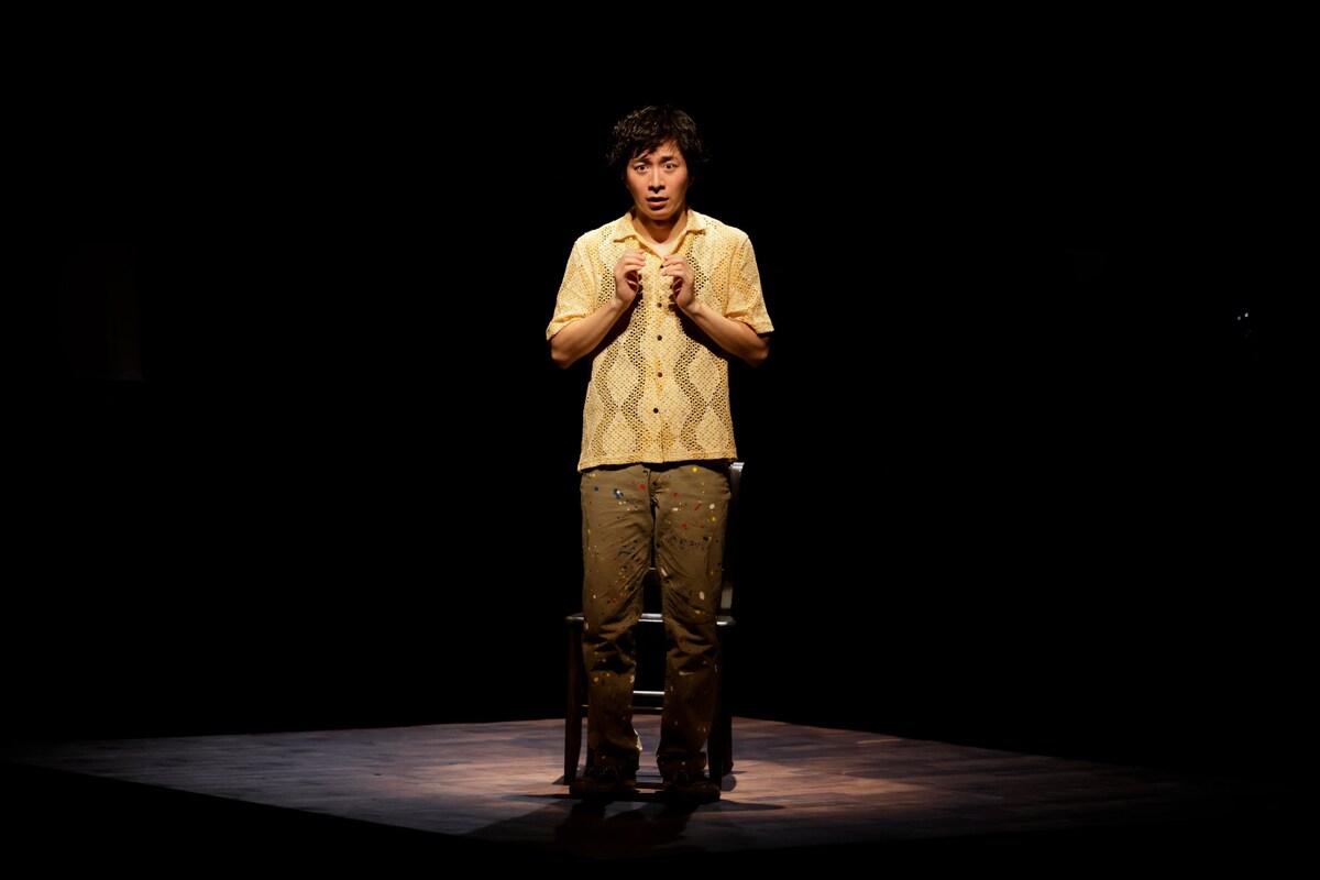 stage_natalie's tweet photo. 村井良大の一人芝居「ザ・ポルターガイスト」開幕、“強烈な拍手”に感動「本当に幸せです」（舞台写真 / 動画 / コメントあり）
https://t.co/eKoTljNn2y https://t.co/qjpAftBssp
