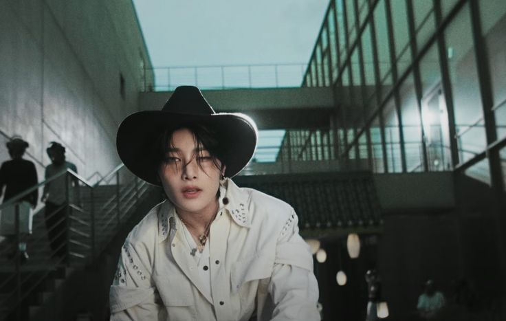 hyunjinnisms's tweet photo. by the way https://t.co/YqMqG5kLvX
