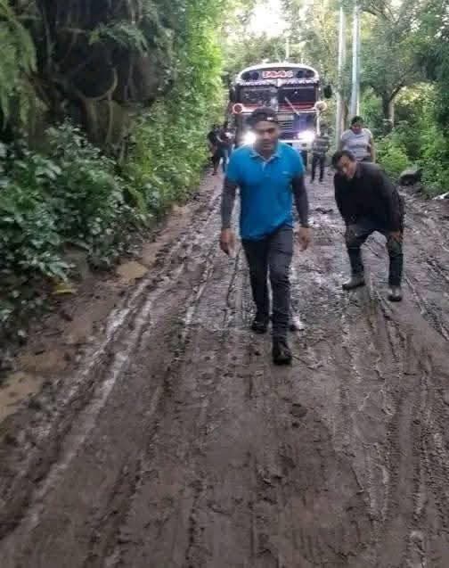 prensaizcanal's tweet photo. 🚍❌ LOS BUSES NO PUEDEN SUBIR POR EL MAL ESTADO DE LA CALLE EN SAN PEDRO PERULAPÁN

En el Cantón El Rodeo, San Pedro Perulapán, Cuscatlán, los buses se vieron imposibilitados de circular debido al grave deterioro de la calle, que tras las lluvias se convirtió en un verdadero lodazal.

👥 Los pasajeros tuvieron que bajarse de las unidades y caminar entre el lodo para poder llegar a su destino.

⚠️ Vecinos denuncian que, pese a los constantes llamados a las autoridades gubernamentales y municipales, las solicitudes de reparación han sido ignoradas, lo que empeora cada día la situación de movilidad en la zona.

📌 La comunidad exige una pronta solución.

Imágenes cortesía de fanpage Nonualcos.