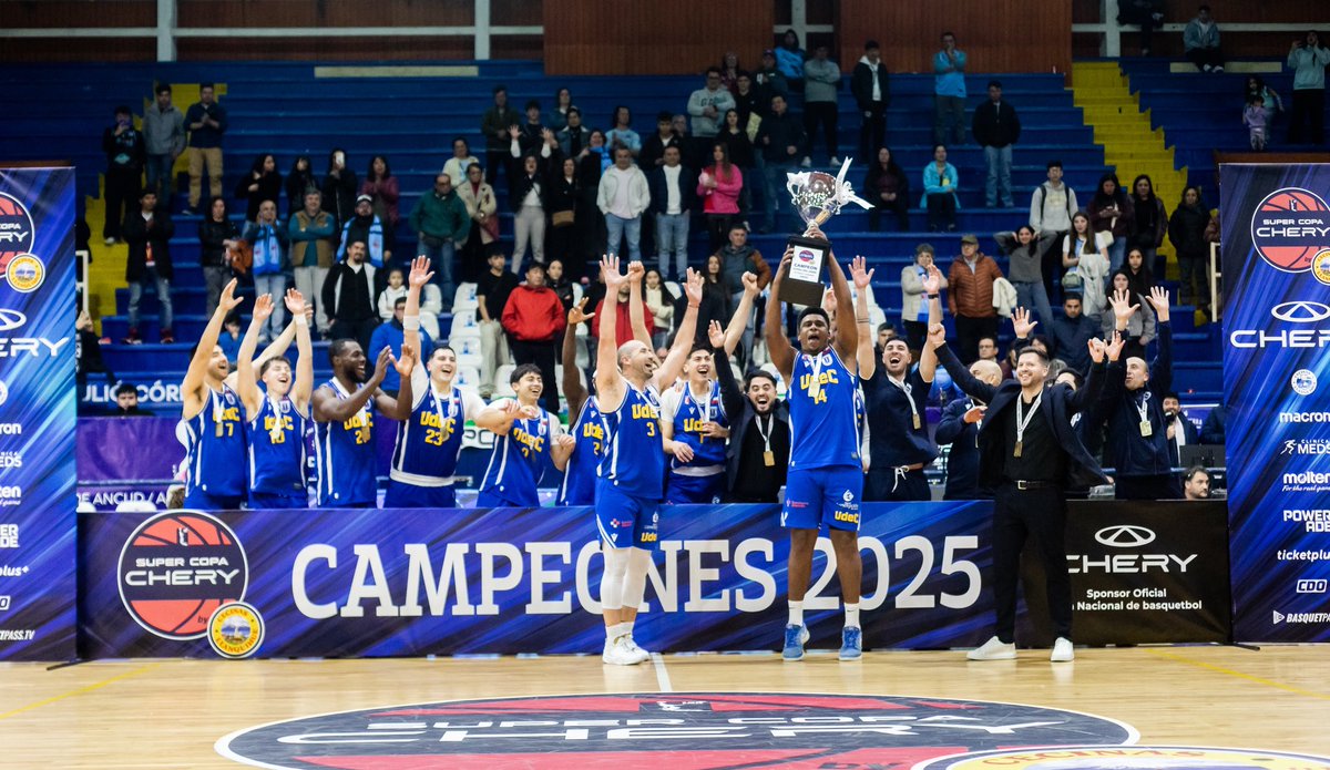 fermartinezlar's tweet photo. Otro título para los uruguayos 🇺🇾 Santiago Gómez @santy_gomez19 y Nicolás Altalef @NicolasAltalef al frente de @BasketUdeC, vencieron en la final a Ancud 82 a 73 y se consagraron campeones de la Supercopa en Chile https://t.co/7Lpjhg0Oy9