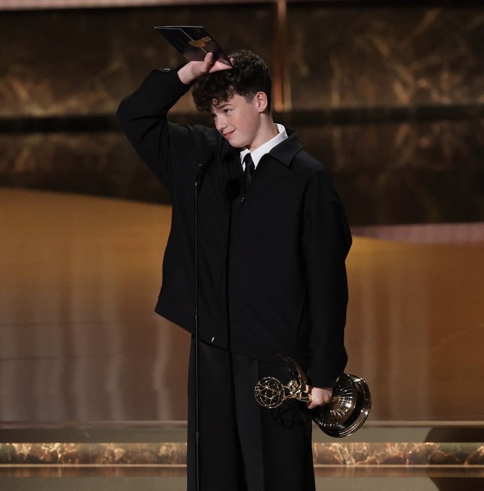 AlertaNews24's tweet photo. 🇺🇸 | Owen Cooper aceptando su primer Emmy a la edad de 15 años. El actor más joven en recibir el premio. https://t.co/jH7Q0200PI