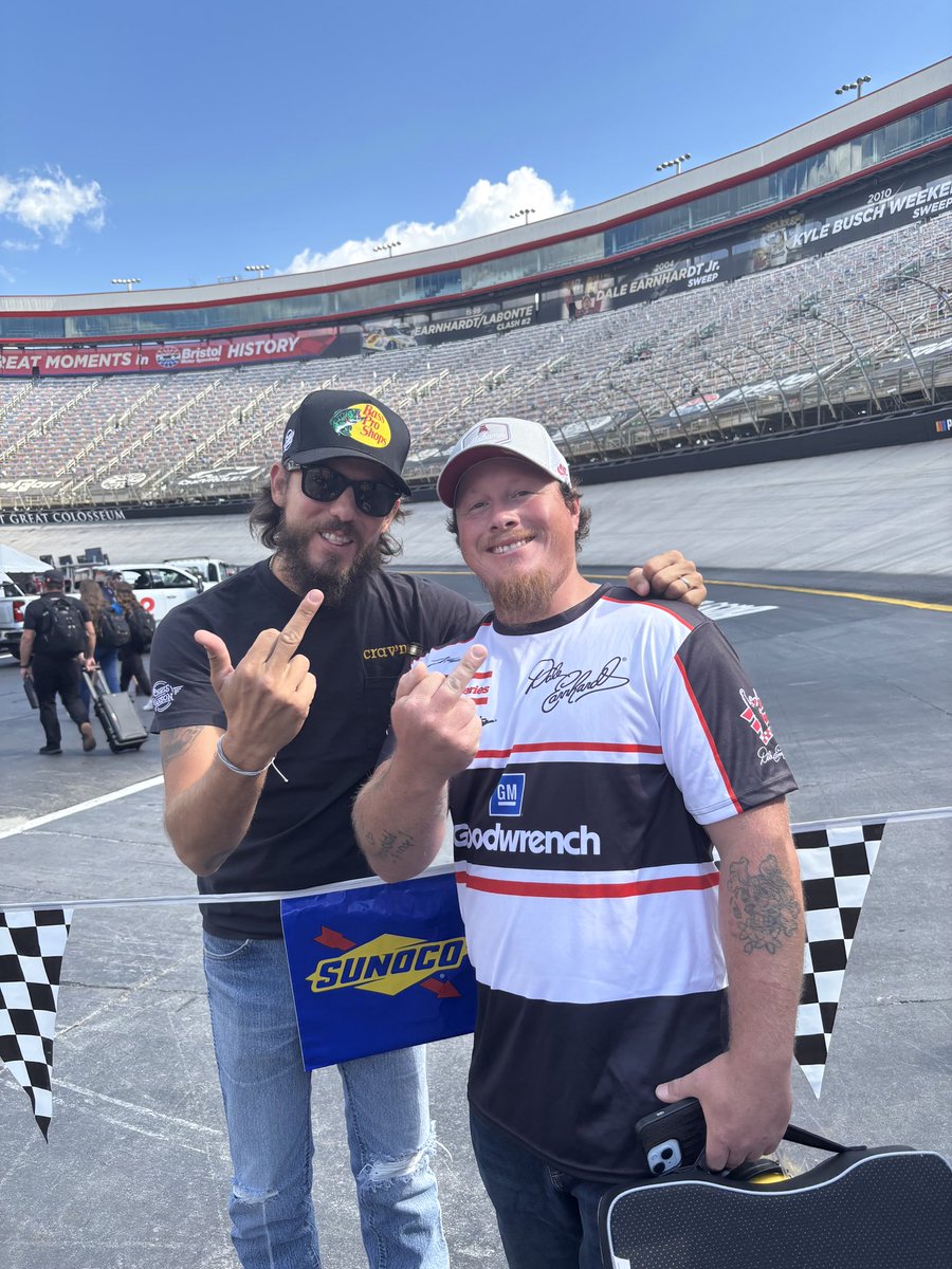 ChasingdreamsWX's tweet photo. @janson_chris Awesome experience meeting Chris Janson. And a great moment I had with him https://t.co/2x0LRjlQY6