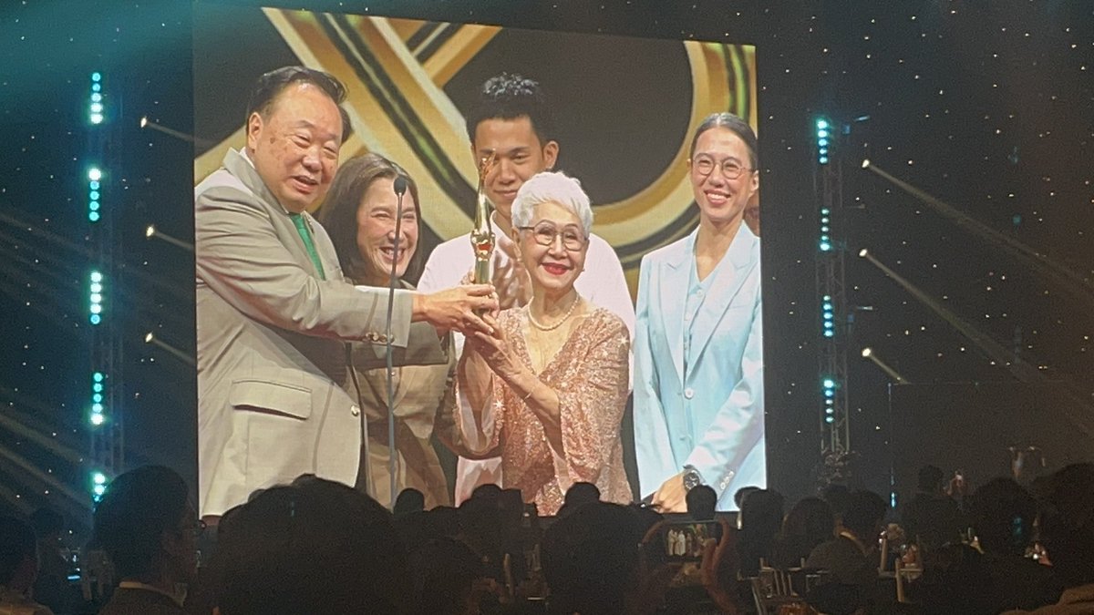 #สุพรรณหงส์ครั้งที่33 เมื่อวานไม่ติดอะไรเลย นอกจากการเชิญสุชาติ ตันเจริญ มาประกาศรางวัลใหญ่สุดอย่างภาพยนตร์ยอดเยี่ยม

สุชาติทำให้การประกาศรางวัลยืดเยื้อโดยใช่เหตุ  โดยการทำให้ช่วงเวลาที่ควรจะเฉลิมฉลองให้คนทำหนัง กลายมาเป็นช่วงเวลาของตัวเองด้วยมุกที่ไม่ตลก เช่น