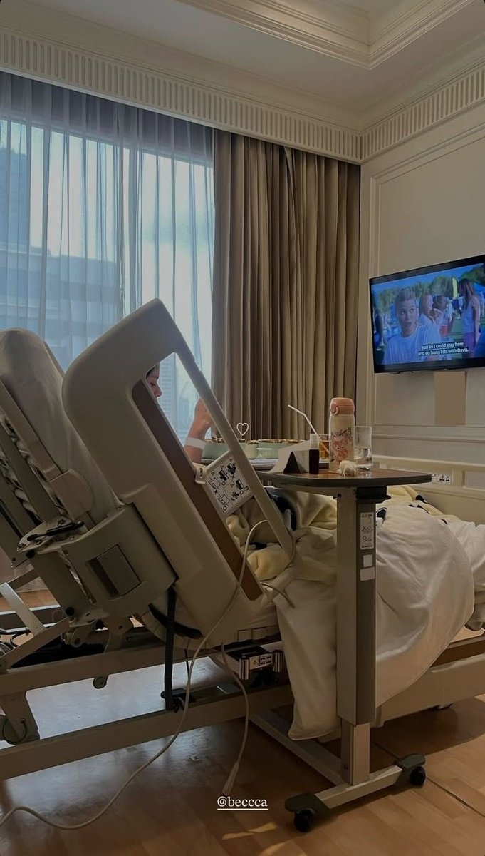 todavía necesita mucho reposo🥺

#beckysangels