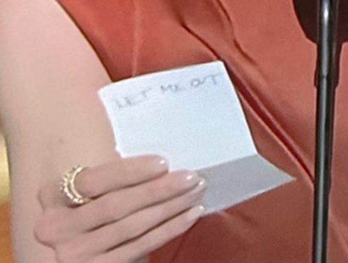 En el papel de su discurso Britt Lower (Severance), ha conseguido escribir un mensaje para que todos lo puedan leer