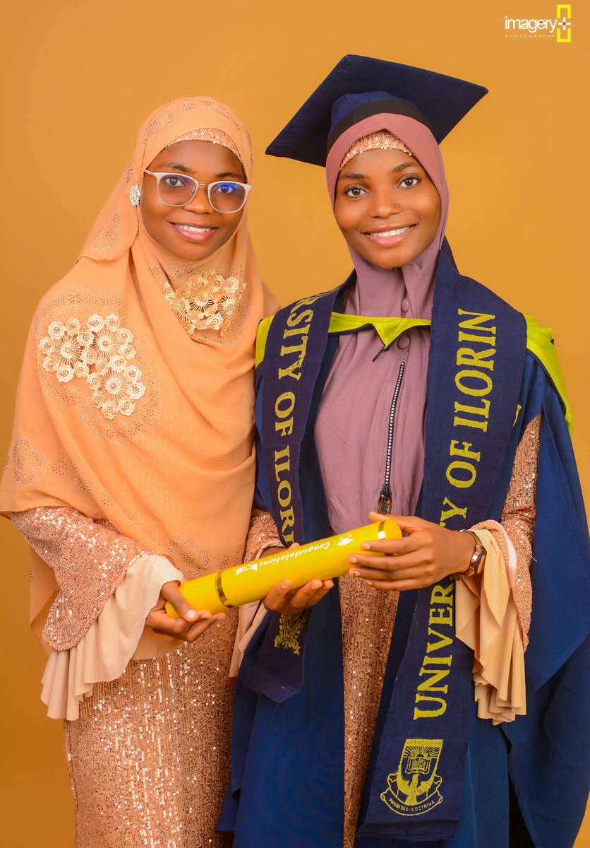 Dokita_Oju's tweet photo. 100L               My sister's convocation
2018               2023

Oya identify me here 😃👏 https://t.co/vYzAbiRqLF