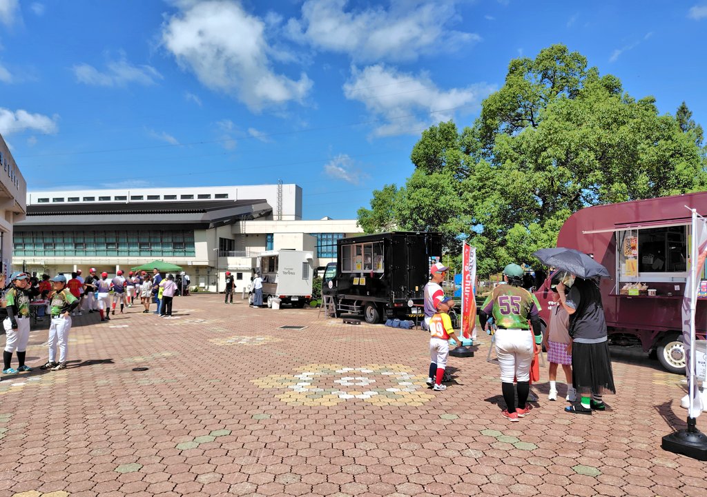 luck_sugimura's tweet photo. 石川県白山市で開催中の #女子軟式野球 #ドリームトーナメント
#ダラーズ はこのあとの決勝進出を決めた！
決勝の対戦相手は #愛知セカンドラスター　
お昼休みは選手も観客も混ぜ混ぜでキッチンカーを楽しんだり大抽選会に参加したりと、とってもハッピーな大会だ👍
#白山郷野球場 
#拡がれ女子野球 https://t.co/JPsU3POcIo