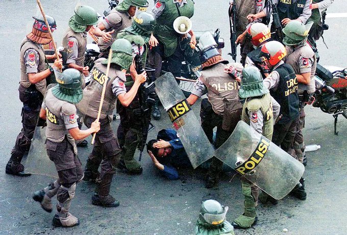 Kalau perusuh harus segera diadili, tapi pelaku kekerasan kaya gini malah naik pangkat. Kita telah tahu kemana Yusril berpihak.