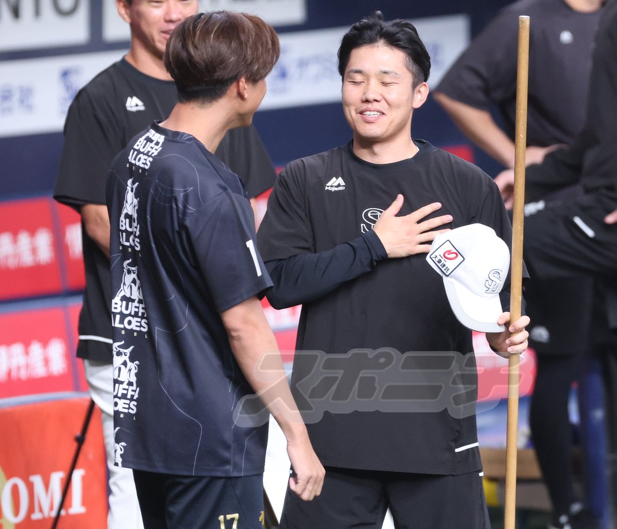 練習を終えた #曽谷龍平 選手は再びグラウンドへ現れ、#海野隆司 選手の元へ。握手を交わして、海野選手の胸元にグータッチしていました。