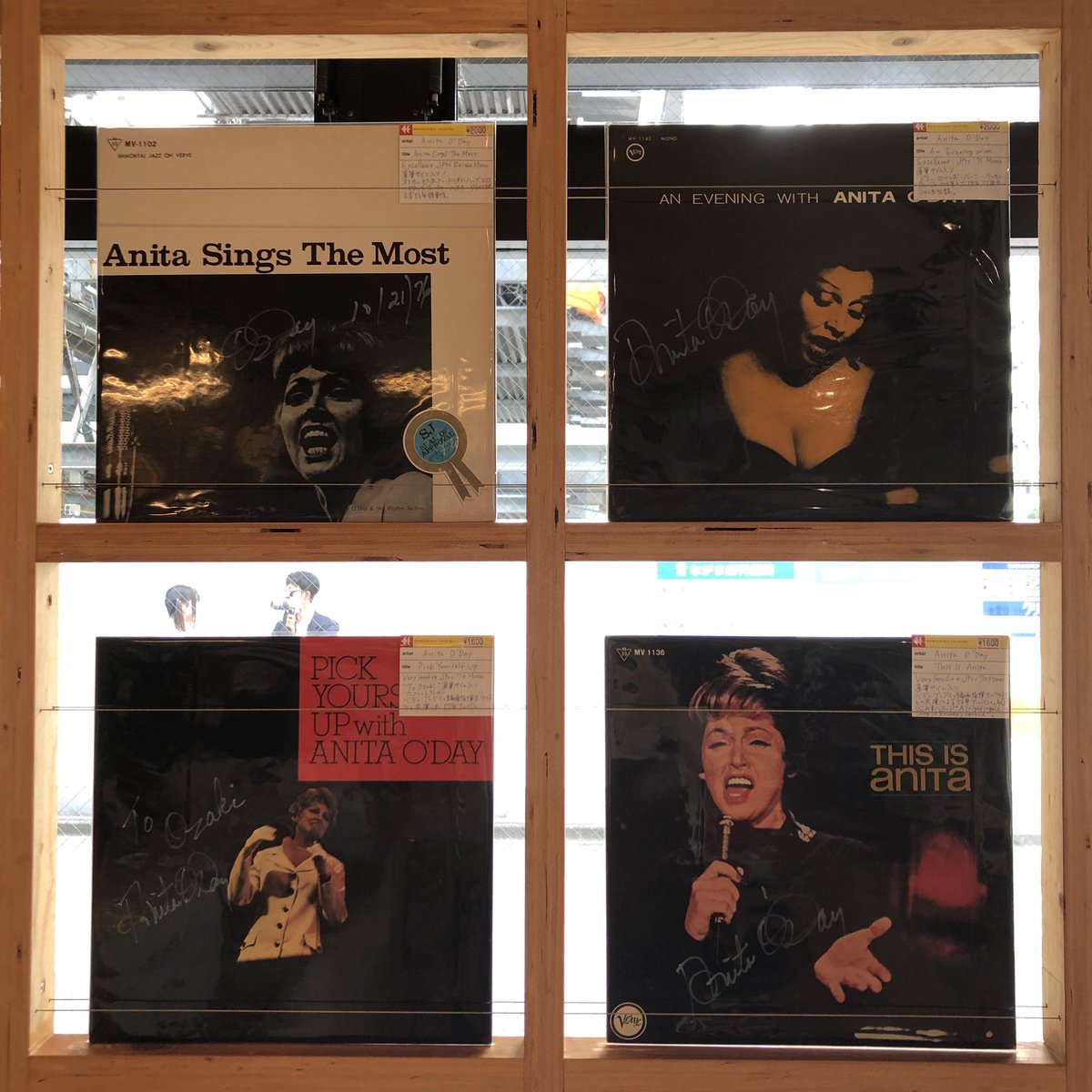 DTR_tokyo's tweet image. 祝日は午前より営業します。
昨日の臨時休業で来店されたお客様がいらっしゃったとのこと。
大変申し訳ございませんでした。
アニタ・オデイの直筆サイン入りレコードを新入荷へ並べて18時半までお待ちしてます。