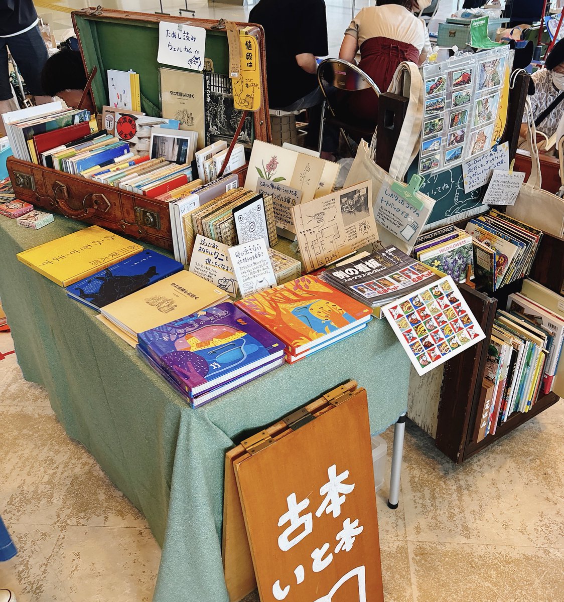 スタートからめちゃくちゃ賑わってます。アカミチフルホンイチ、本日
16時まで新潟市東区プラザで開催中！

#アカミチフルホンイチ