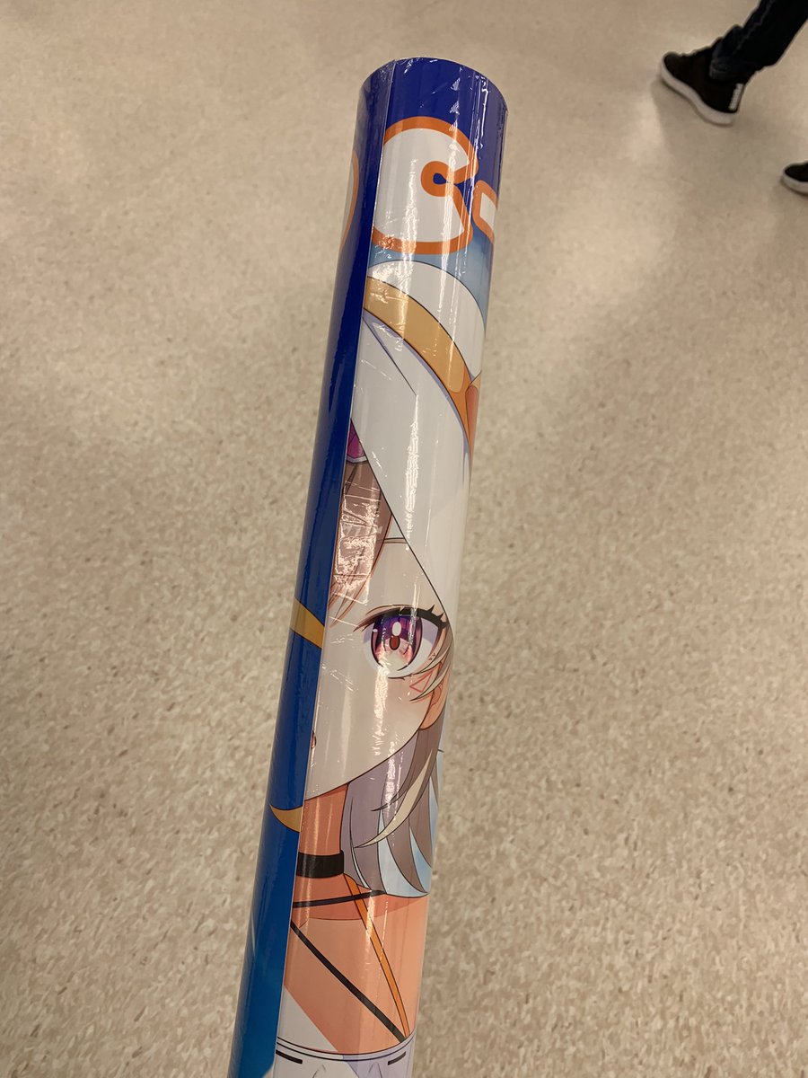 ポスターまじでスタンドないから意味無いので欲しい人いたら上げます！