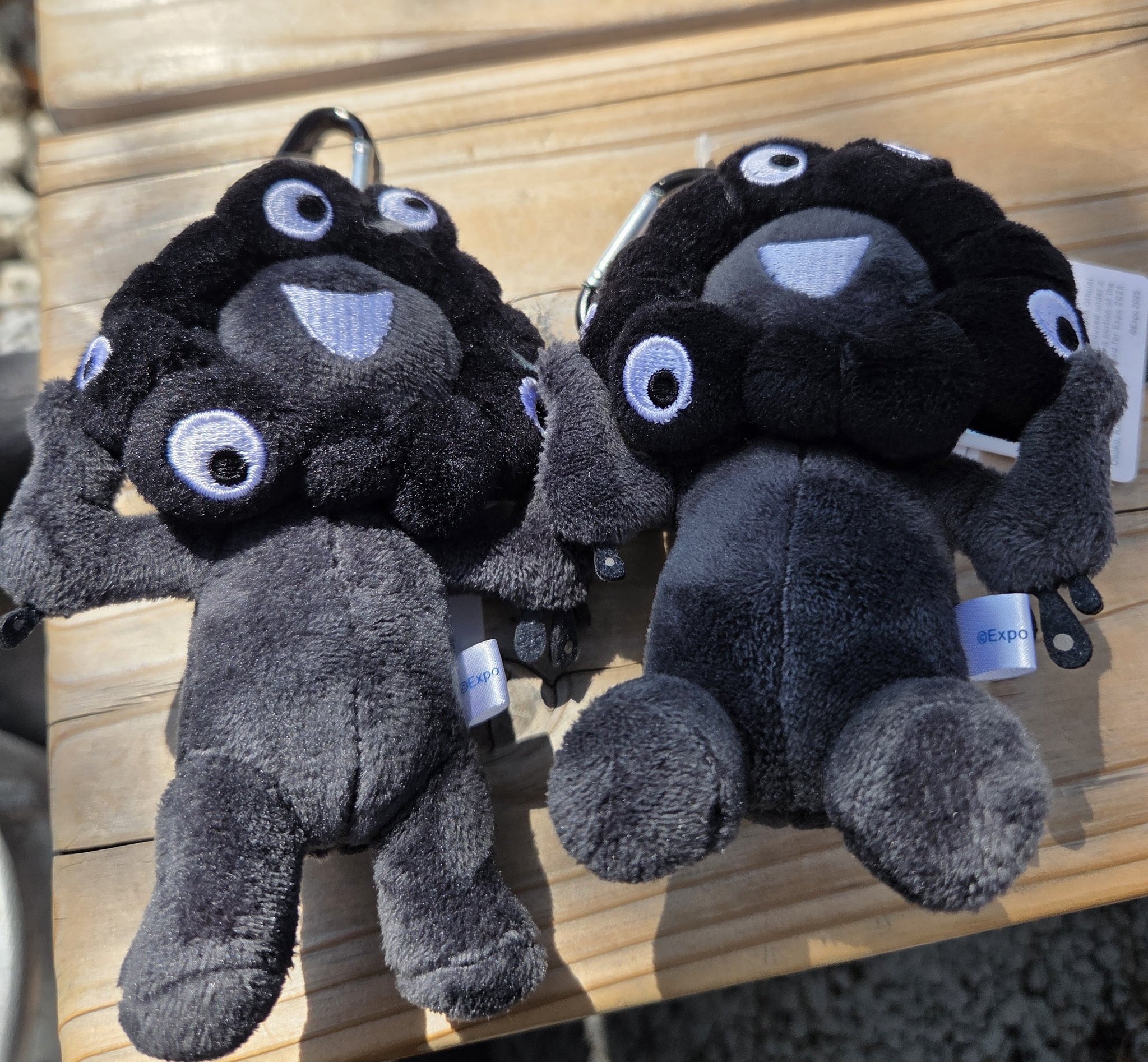 黒みゃくみゃく 黒ミャクミャクぬいぐるみ、万博会場内ストア限定で新登場
