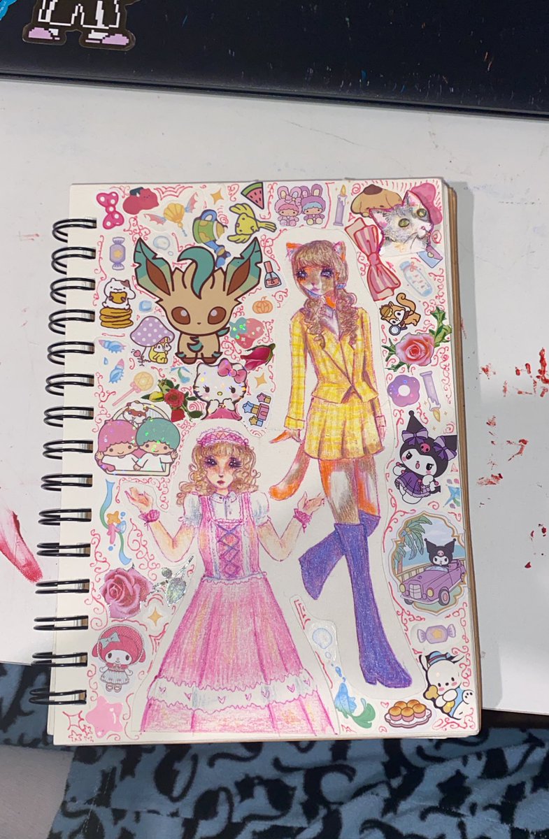 O nome desse desenho é kiss a kitty pq tem uma kitty wque parece muito a chuu do antigo loona e a chuu gosta de kissar kitties e tell them they are so pretty