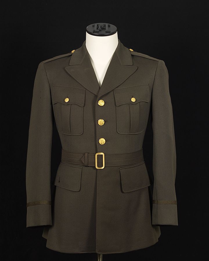 dieworkwear's tweet image. They also made military uniforms for US Army during both World Wars, which tied them to the idea of "national service" and American identity. American vets who returned from the trenches of Europe, but were not elite WASPs, bought HSM suits instead of the pricier Brooks Brothers.