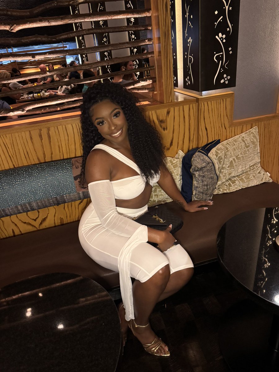 aashwest's tweet photo. birthday girllll #big27 #virgoszn βοΈ https://t.co/BgwZz8pT3G