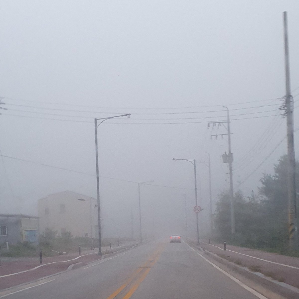 지금은 좀 옅어졌지만.. 
출근길 안개 사진~~ 
월욜은 항상 파이팅 넘치게 시작 :)

2주 반만 기다리면 긴~~ 연휴가 기다리고 있으니~ㅋㅋ 또 달려 보자!!!