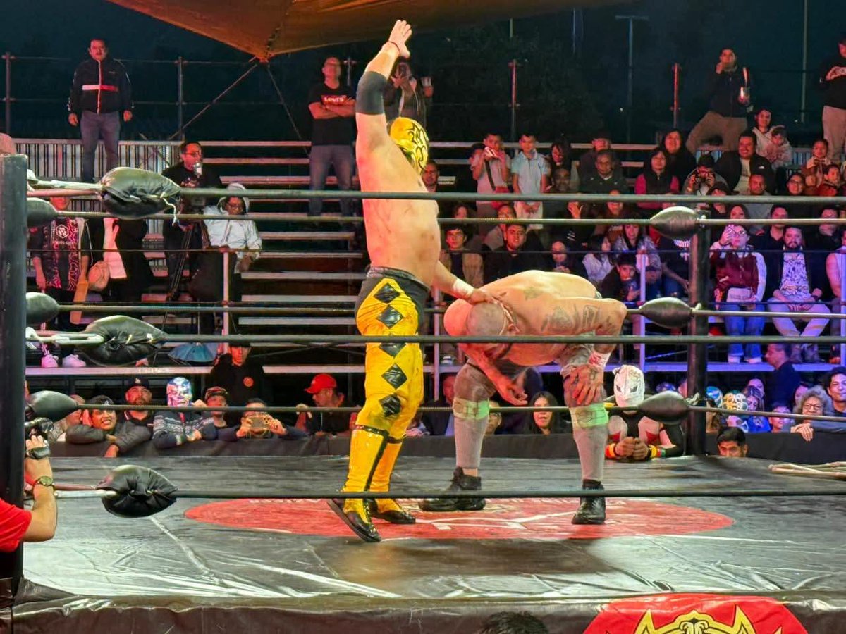 LaTijeraLucha's tweet photo. Las rivalidades de lucha libre independentista llega a #ELLA🔥
Gran lucha donde sobresalió la rudeza,la sangr3 y combatividad, en la que la afición que se hizo presente se contagia de la locura.
El triunfo es para #FreseroJr el #HijoDeFishman ante #PierrothJr y #MascaraSagrada. https://t.co/QrFVdNLlBz