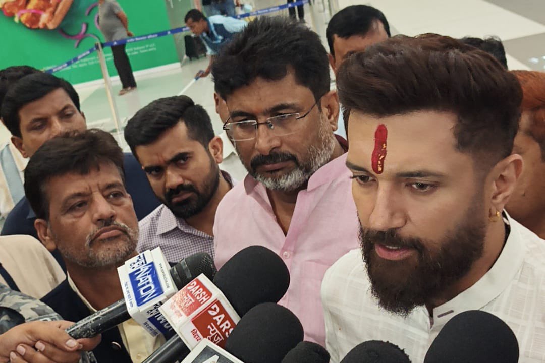Arvind_ljp's tweet photo. कल मुंबई से पटना एयरपोर्ट आगमन पर राष्ट्रीय अध्यक्ष @iChiragPaswan जी से मुकालात । #lokjanshaktiparty #ichiragpaswan #biharpolitics #biharnews #gaya @LJP4India https://t.co/jqzQR0wGrD