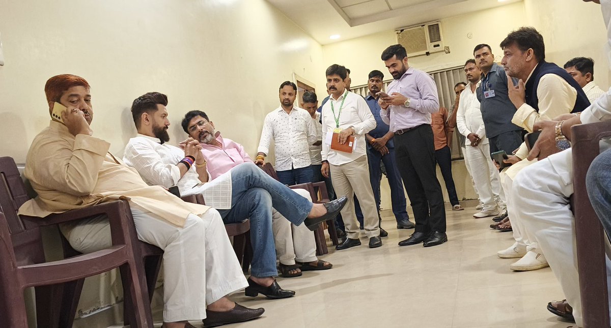 Arvind_ljp's tweet photo. कल मुंबई से पटना एयरपोर्ट आगमन पर राष्ट्रीय अध्यक्ष @iChiragPaswan जी से मुकालात । #lokjanshaktiparty #ichiragpaswan #biharpolitics #biharnews #gaya @LJP4India https://t.co/jqzQR0wGrD