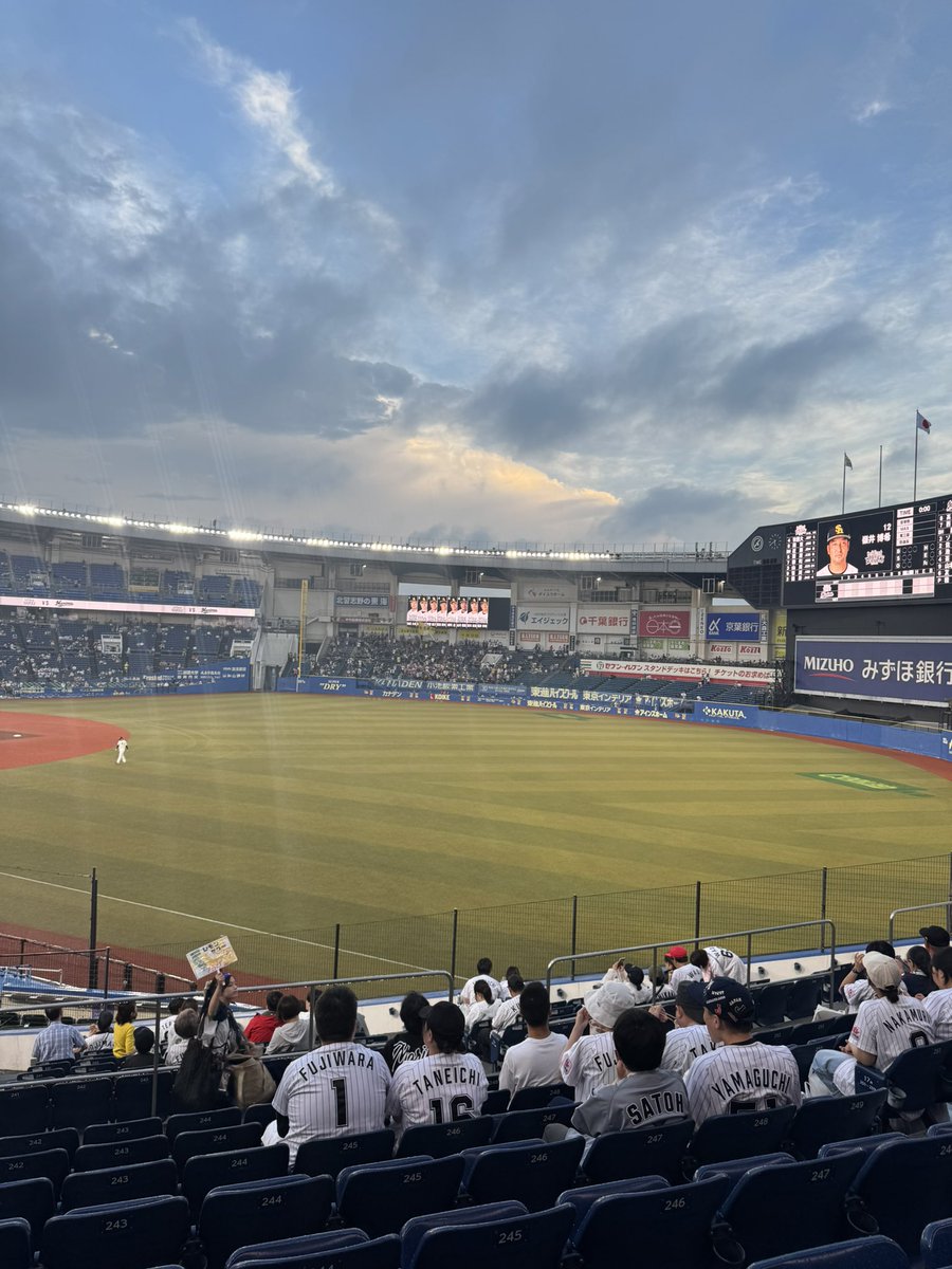 ___1127so's tweet photo. ファンミ座席の参考にぜひ！！🌟
ZOZOマリンからの座席になります！
1枚目：フロア2  一塁側201通路22列
2枚目：フロア4  一塁側410通路36列
3枚目：フロア2 3塁側 18列101番付近
4枚目：フロア2 3塁側 19列 180番付近
ほとんどのエリアの席あるのでなんでも協力します🫡

 #timelesz_SUPER_FAMeeting https://t.co/a8D8B4OafQ