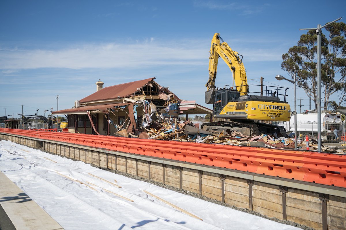 👋 Melton has bid a farewell to the old Melton Station.
Crews have moved in to demolish the old station building to make way for the new modern and accessible Melton Station.
➡️ Learn more: bit.ly/4lZna6K