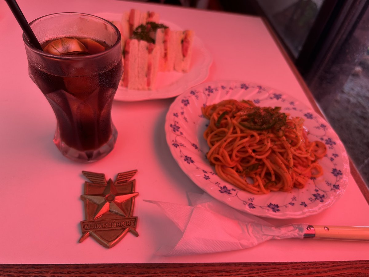 レトロ喫茶でランチ😊
野菜サンドとナポリタンにアイスコーヒー。
決して怪しいお店ではありません😅