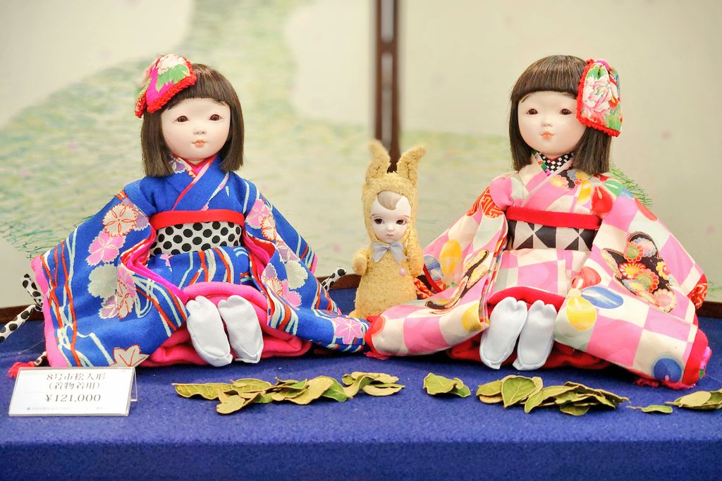 ちびムイ「おっちゃん、明咲さんの市松さんは現代風で優しゅうてええなあ」
私「時代の流れにマッチしたものを創られているからね」
ちびムイ「おっちゃん、今度、うちも明咲さんのお人形さんと仲良くしたいワ」
私「来年まで待ってくれな」
ちびムイ「ほーい」

※作家様の許可を得て撮影しています。